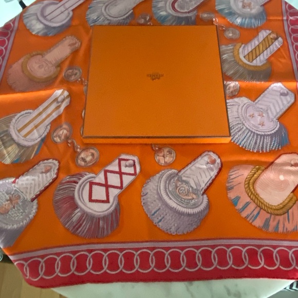 Hermès 25’ Silk Square Orange & Fuschia w/Box - Picture 8 of 8